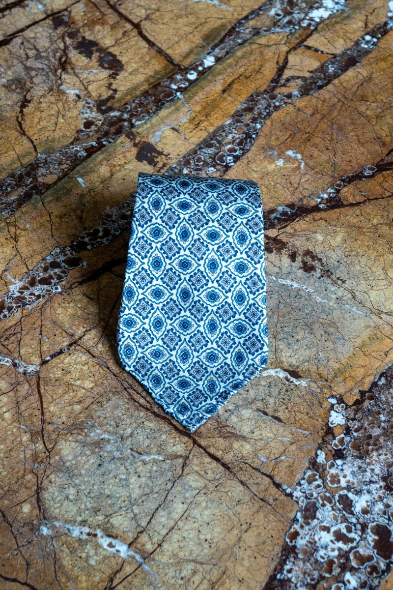 Jedwabny Błękitny Krawat w Medialiony