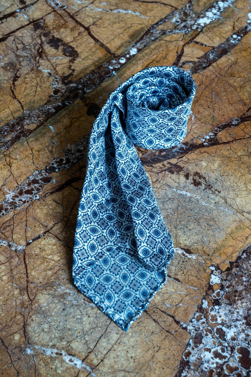 Jedwabny Błękitny Krawat w Medialiony