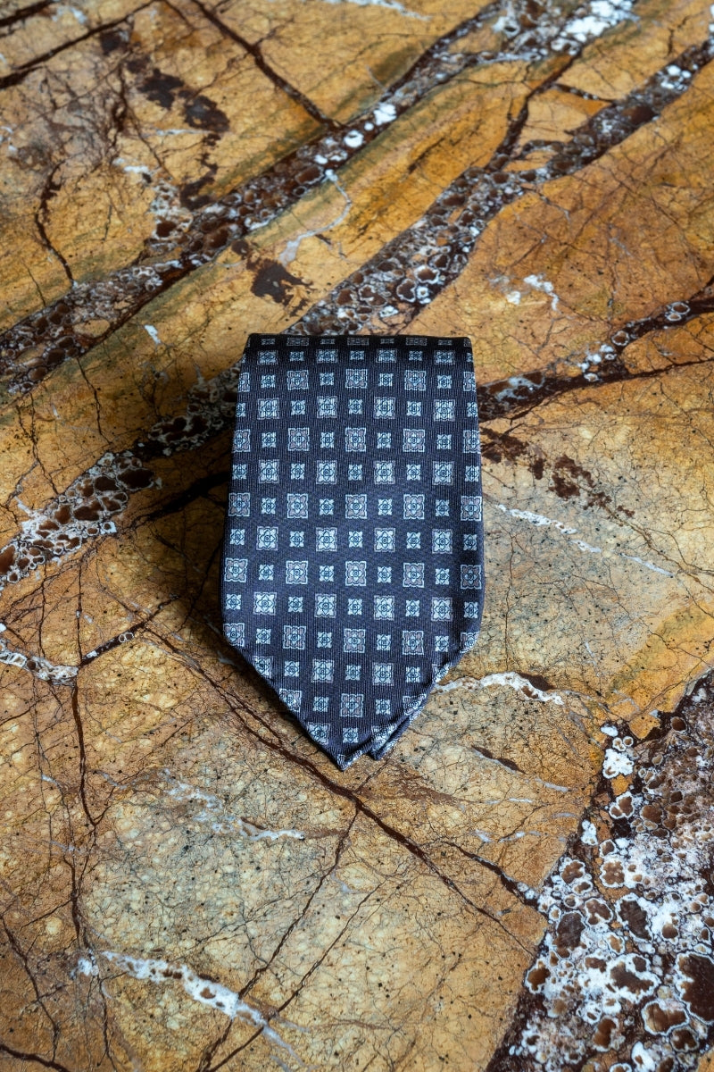 Jedwabny Brązowy Krawat w medaliony