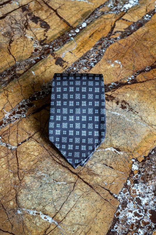 Jedwabny Brązowy Krawat w medaliony