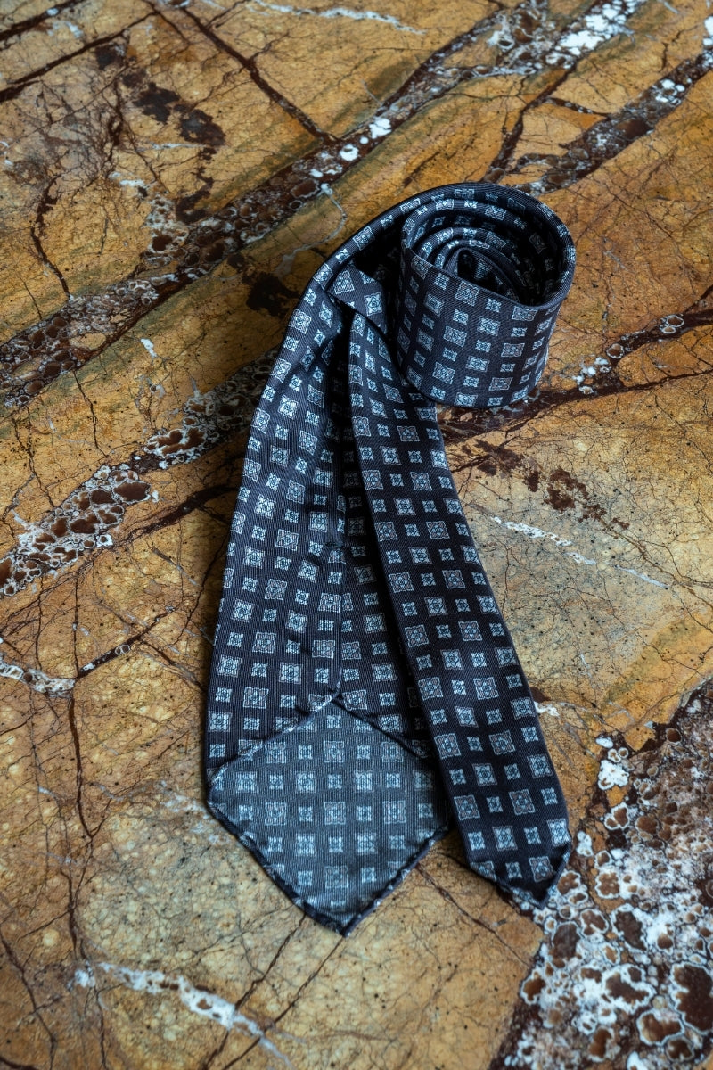 Jedwabny Brązowy Krawat w medaliony