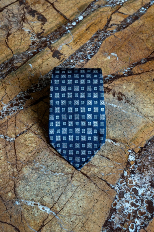 Jedwabny Granatowy Krawat w Medaliony