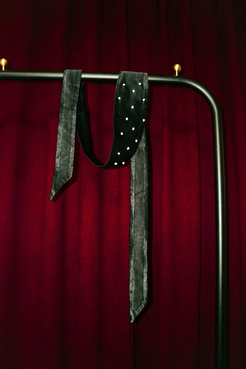 Czarny pas z perłami