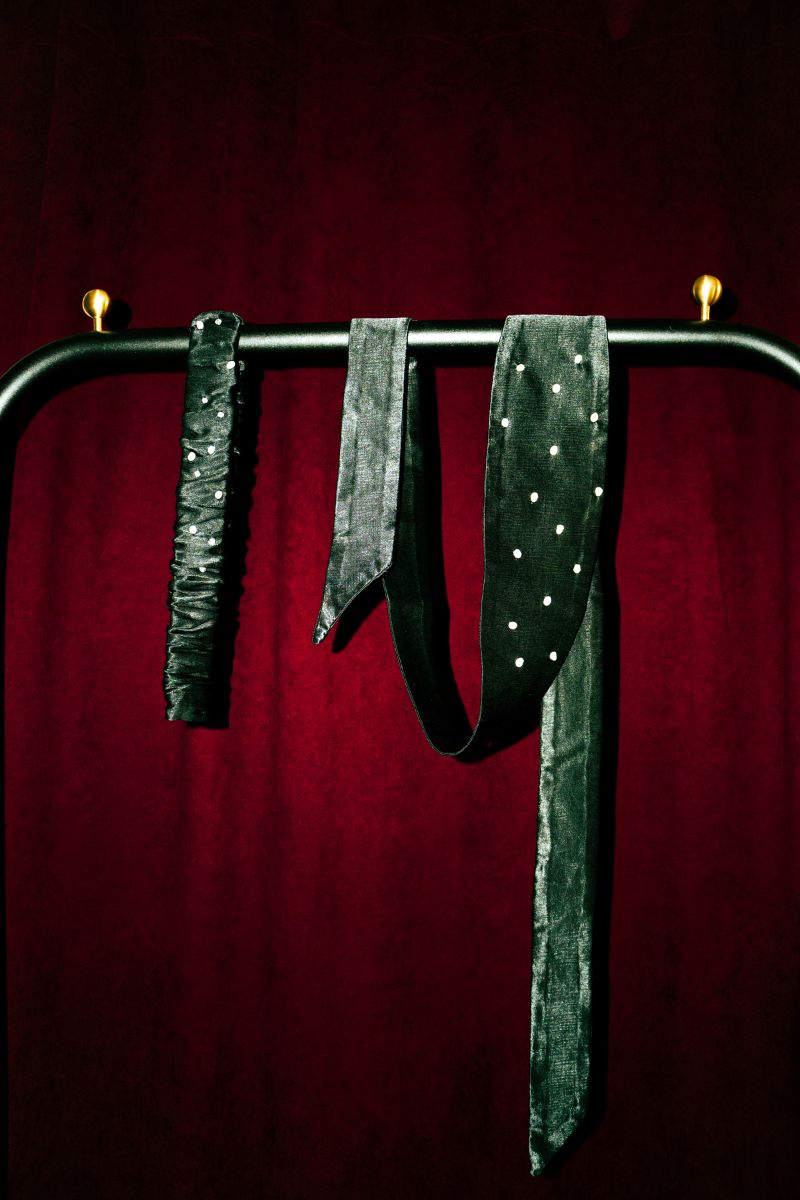 Czarny pas z perłami i kamieniami naturalnymi