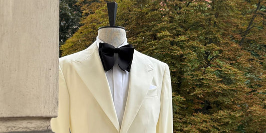 Smoking Tropikalny: Ikona Letniej Elegancji. Jak nosić jasną marynarkę smokingową?
