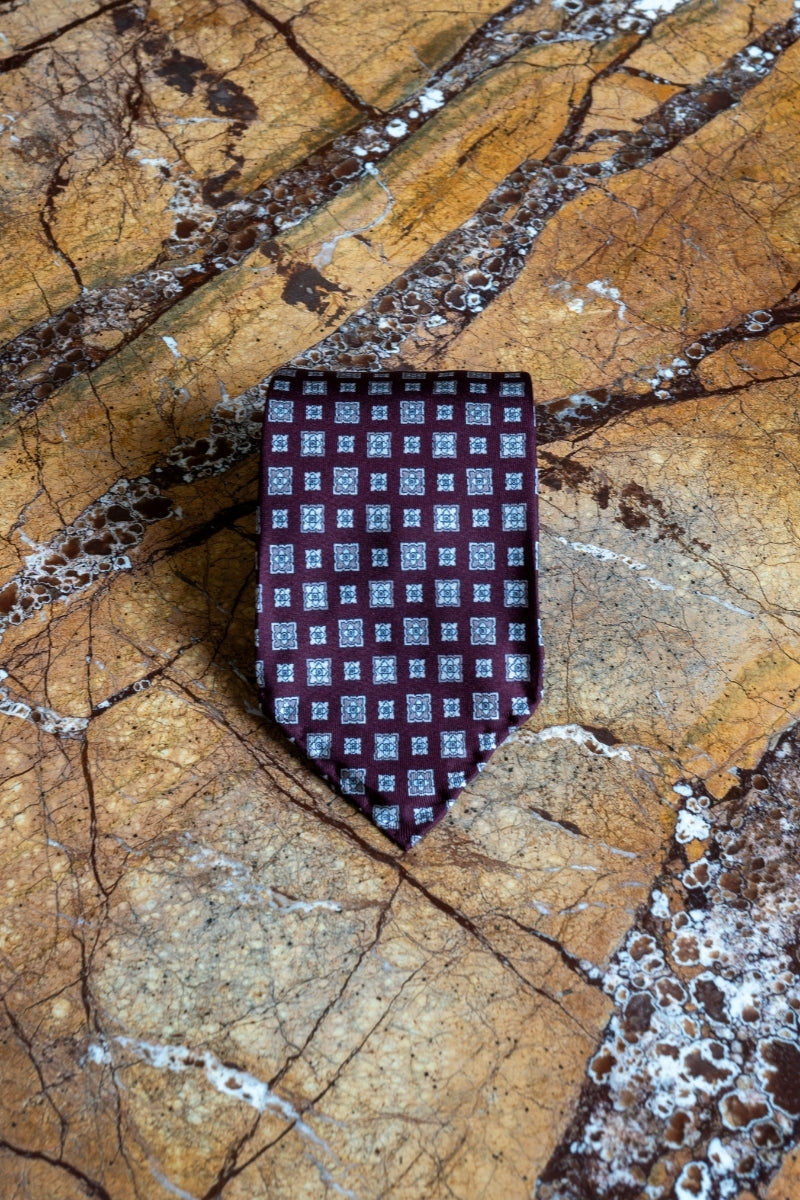 Jedwabny Bordowy Krawat w medaliony