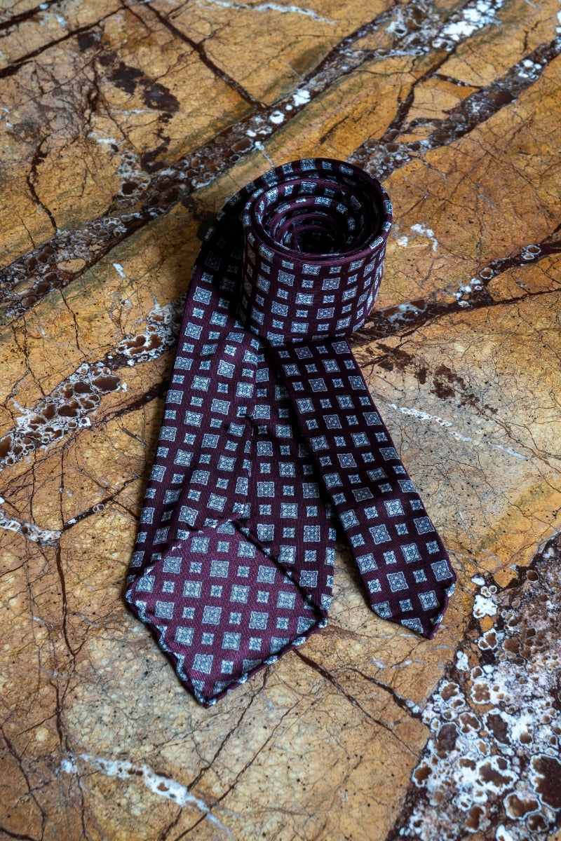 Jedwabny Bordowy Krawat w medaliony