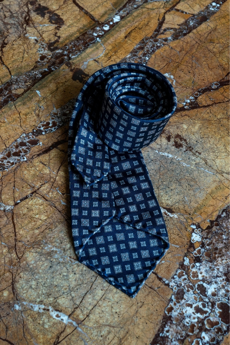 Jedwabny Granatowy Krawat w Medaliony