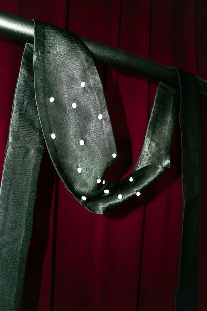 Czarny pas z perłami